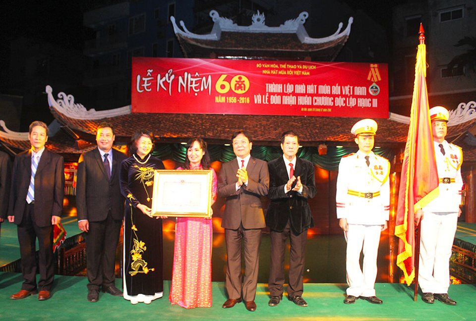 Phó chủ tịch nước Đặng Thị Ngọc Thịnh gắn Huân chương Độc lập hạng III lên lá cờ truyền thống của Nhà hát múa rối Việt Nam